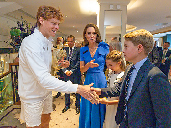 シナーの質問に答えるジョージ王子