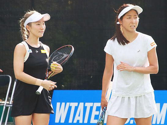 （左から）ジャパンOPでの小堀桃子と清水綾乃