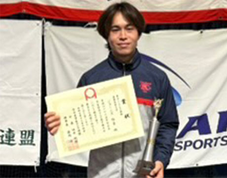 ジョーンズ怜音 インカレ室内V (C)全日本学生テニス連盟